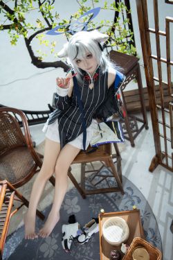 丝恋摄影 No.010 泡芙 – 红色毛衣 小白裙 厚白丝袜 白色板鞋(228P)