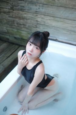 娅轩ELVA – 风衣下的红色(75P)