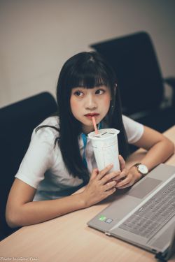 小肉肉咪 – 性感皮裙(76P)
