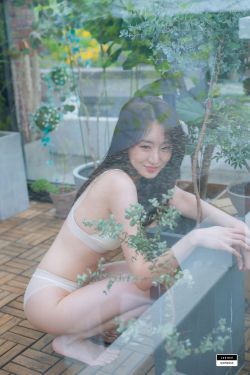 物恋传媒 No.2413 橙子 – 三双高跟凉鞋、薄肉丝、裸足(150P)