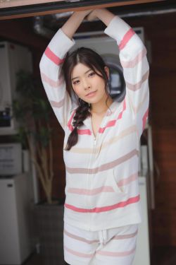 白濱美兎 – 夏、背伸び(70P)