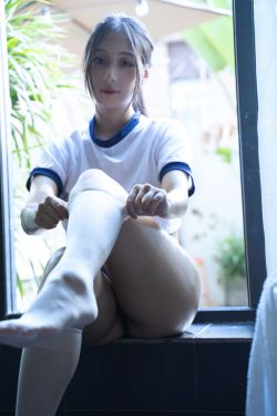微博妹子三度_69 – 红丝绒旗袍(31P)
